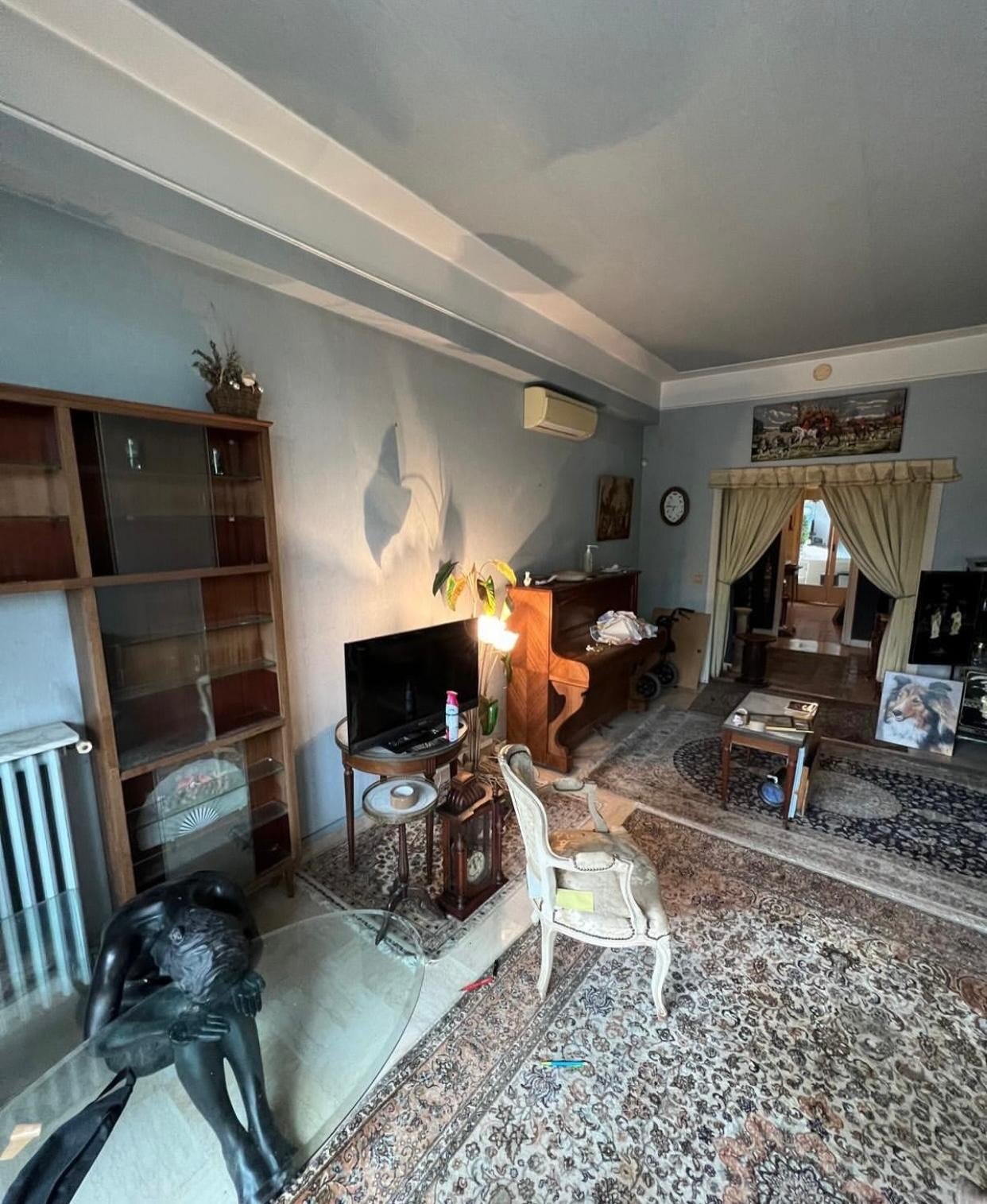 Débarras de meubles anciens du salon dans une villa à Nice